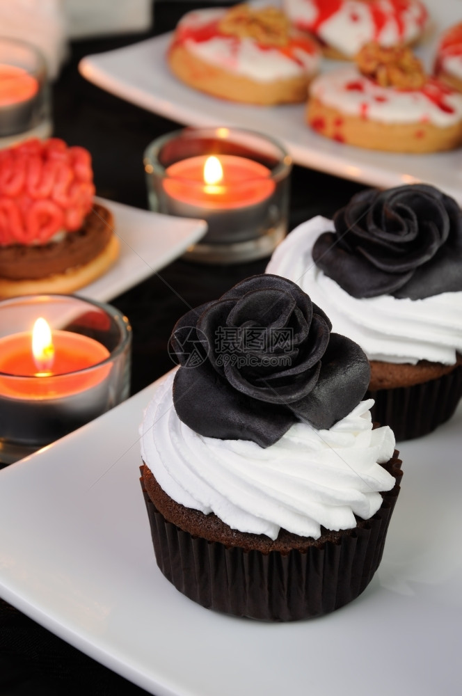 休息新鲜蛋糕巧克力松饼和奶油装饰与黑色蛋白质从马兹潘玫瑰图片