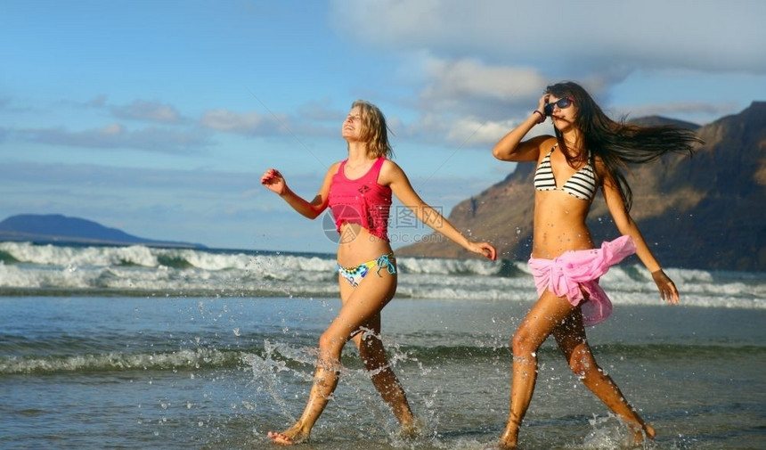 两个女孩在海边度假图片