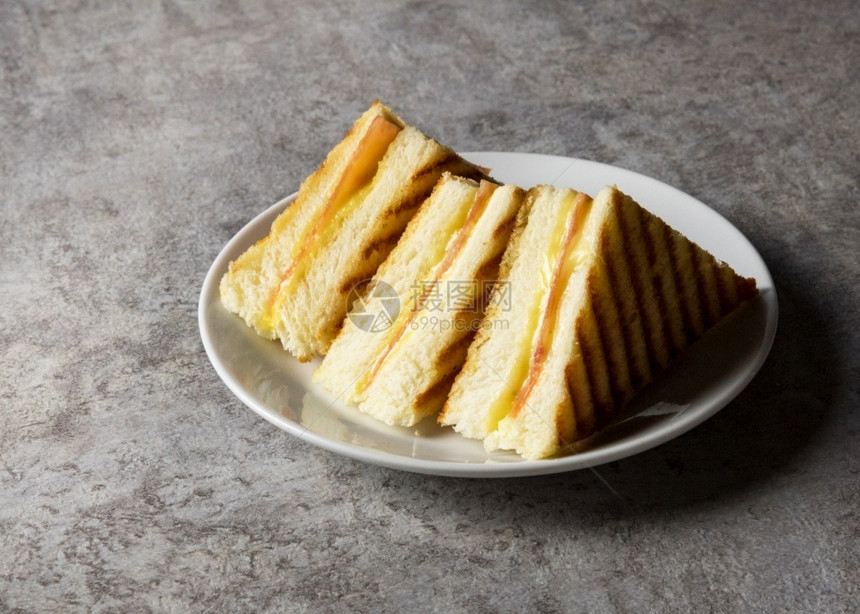 盘子里的火腿奶酪三明治图片