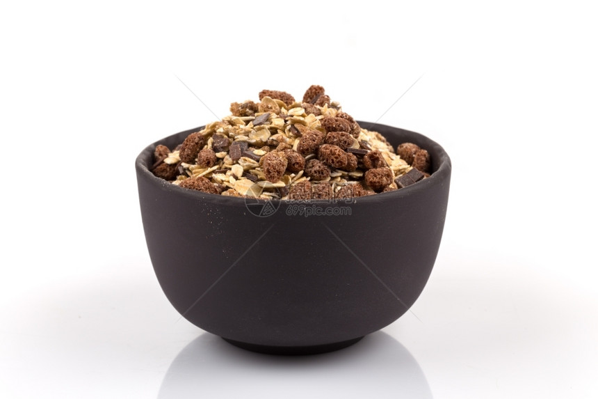 饮食健康的燕麦颗粒糖浆片巧克力在勺子里碗白色上一种新鲜的图片