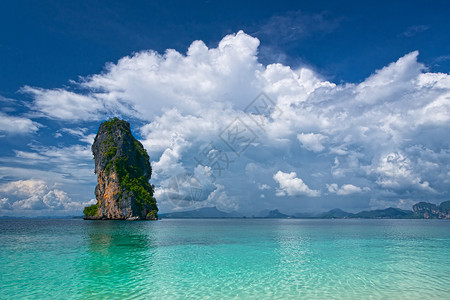 米赫耶夫泰国波达岛附近绿海的克里夫水岩石蓝色的背景