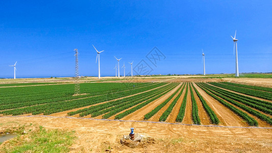 磨可再生夏季的工业风力车空中观景螺旋桨图片