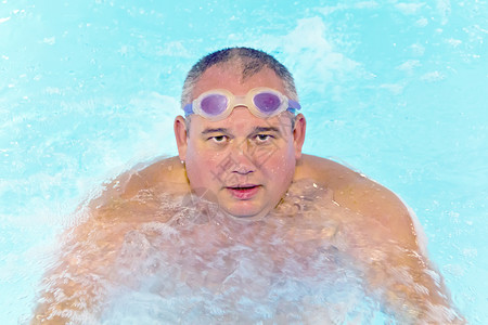 身体游泳的水平池中大胖子的肖像图片
