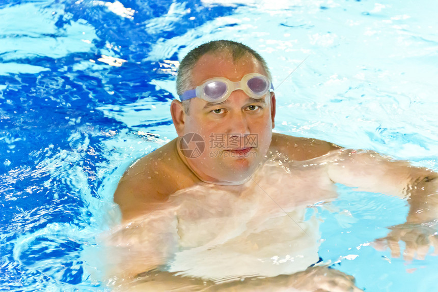游泳池水中大胖子的肖像湿活动欧洲图片