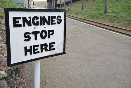 引擎标牌操作说明古董发动机停在这里英国火车站签牌图片