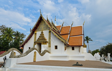 普明老的泰国南WatPhumin佛教寺庙大厅图片