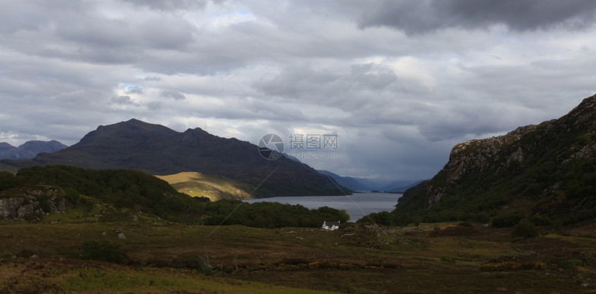 湖边风景优美天苏格兰的LochMareee湖图片