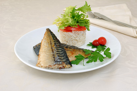 生的食物蔬菜下含大米的烤竹鱼肉图片