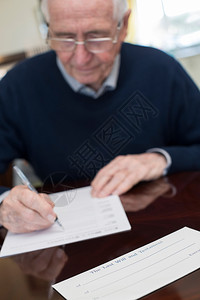 老人在家中签署最后遗嘱和约言垂直的系统文档图片