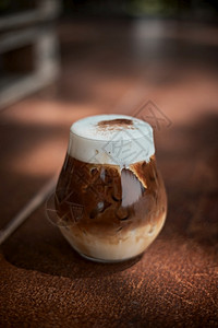 新鲜白色的咖啡拿铁马铃薯加层咖啡在玻璃杯中透视咖啡拿铁加层休息图片