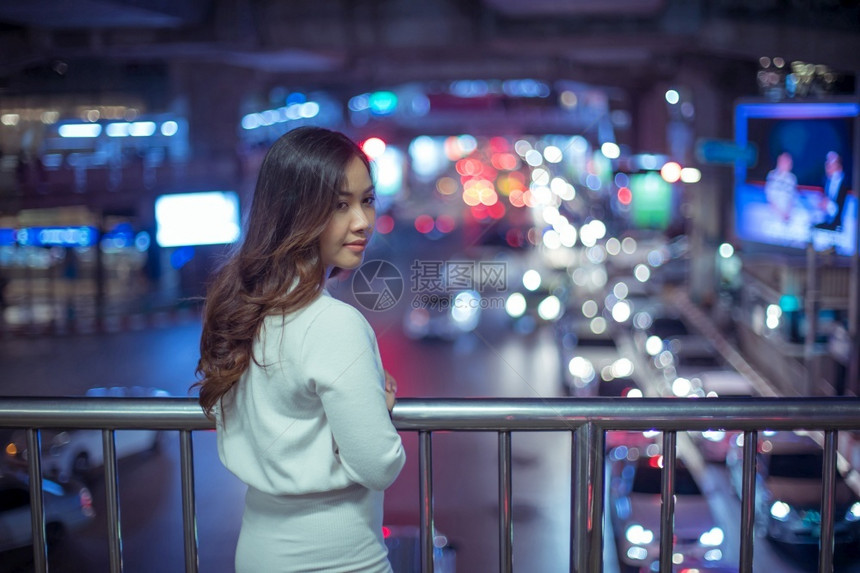 庆典派对旅行在圣诞节和新年的夜间户外对亚洲妇女进行肖像图片