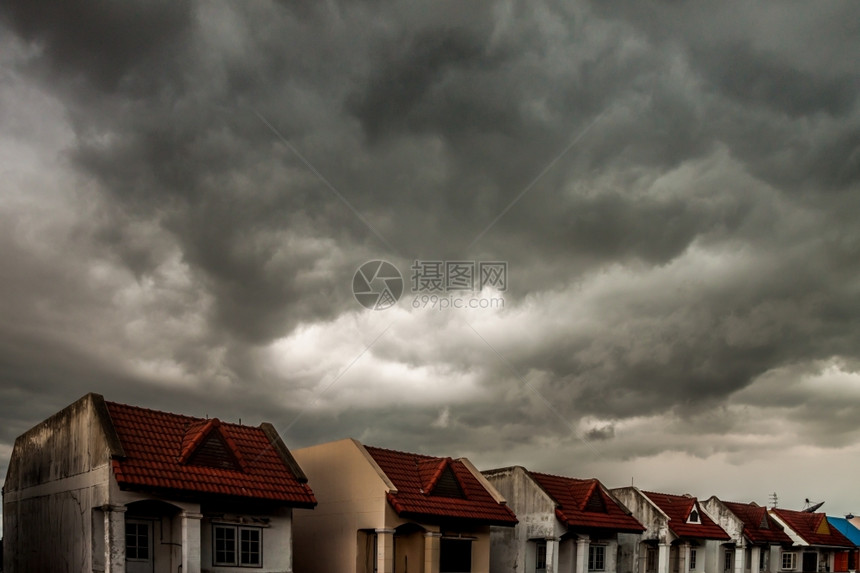 美丽在泰国曼谷下雨前覆盖天顶云明亮的图片