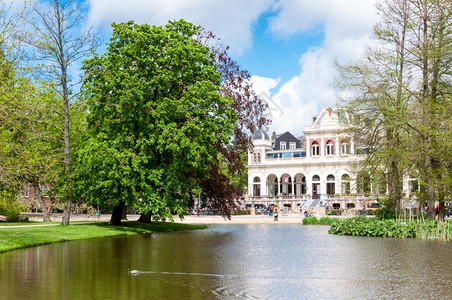 Vondelpark最喜爱的休息和步行居民及游客地点夏天湖宁静图片