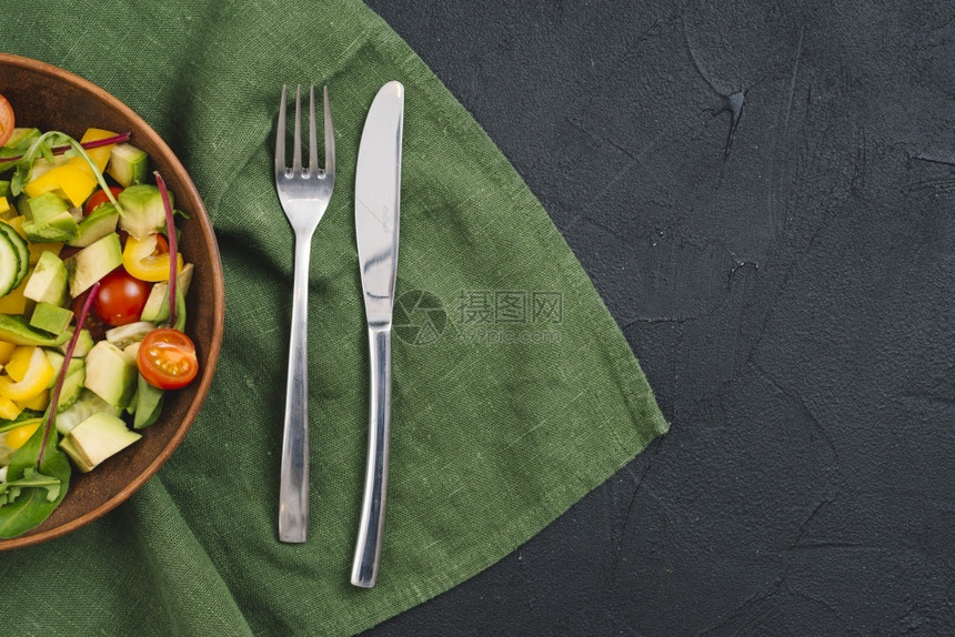 水果建筑物身体健康蔬菜沙拉黑混凝土背景配有叉子奶油刀片桌布黑混凝土图片