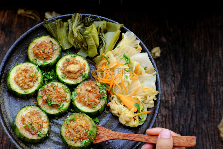 越南人自制的素食者在木本底黑盘上吃烤蔬菜加冬瓜豆腐和胡萝卜美味的素食既节约又健康俭手盘子图片