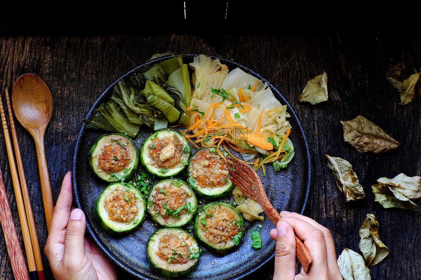 越南的盘子人自制的素食者在木本底黑盘上吃烤蔬菜加冬瓜豆腐和胡萝卜美味的素食既节约又健康人类图片