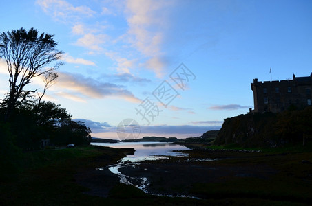 在苏格兰斯凯岛邓维甘城堡的Silhouetted治疗师氏族小岛图片