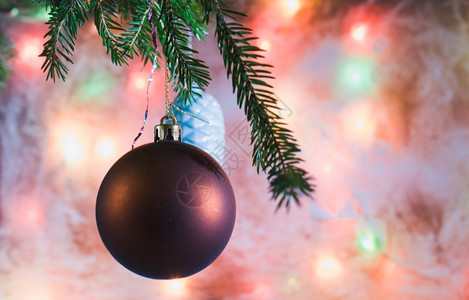 树枝上的圣诞装饰品磨砂玻璃的背景圣诞磨砂玻璃的背景闪亮快乐喜庆图片