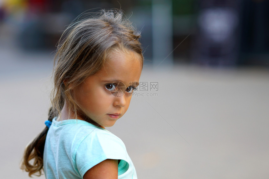 女漂亮的小孩大眼睛看认真复制空间的漂亮女孩儿愉快图片