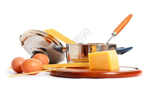 白底面的意大利鸡蛋和厨房用美食钢包锅图片