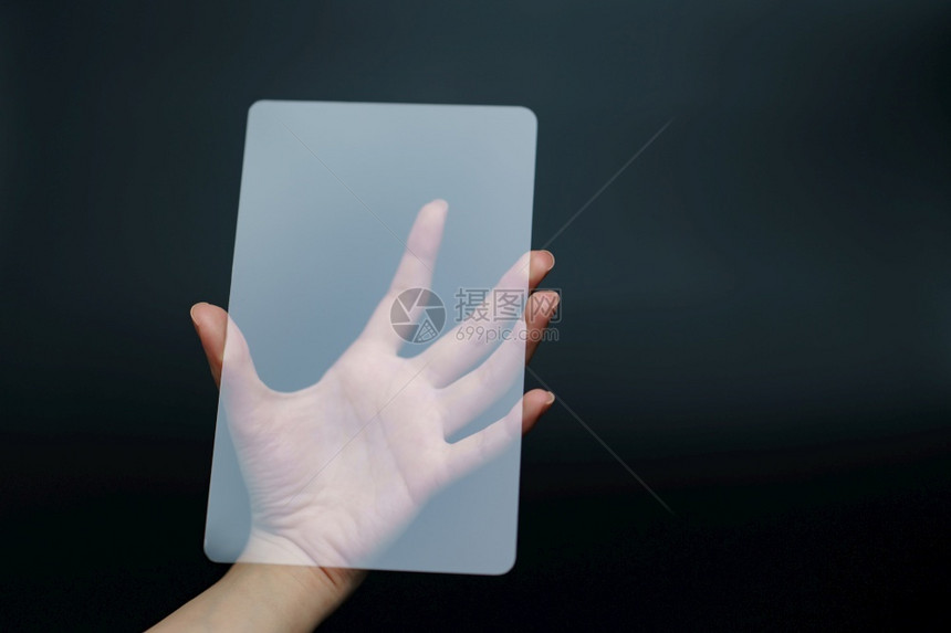 手持和显示透明平板电脑设备商业技术概念包括展示玻璃联网图片
