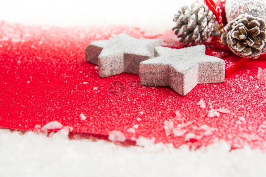 装饰品庆典红圣诞贺卡节球和雪上之星喜庆的图片