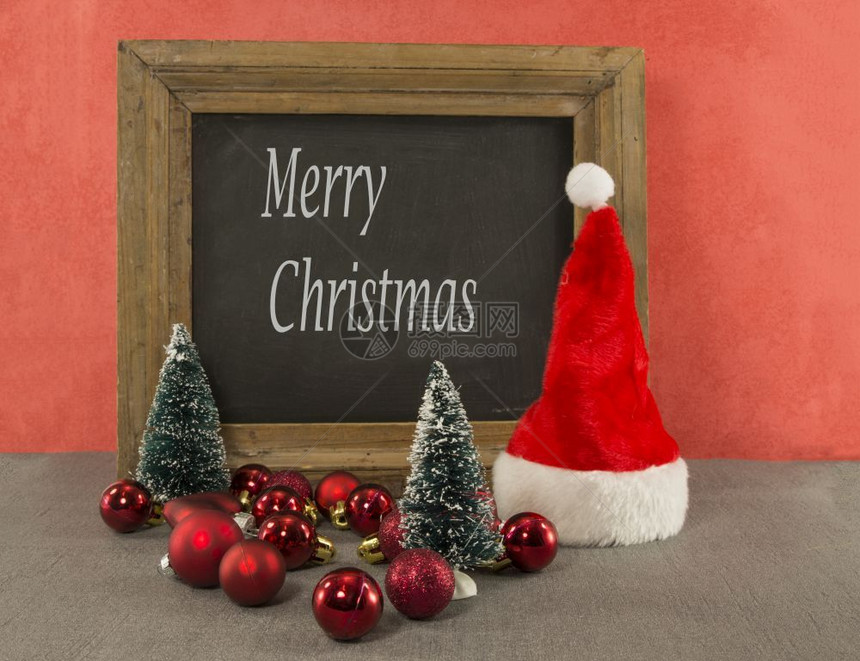 信黑色板有快乐的圣诞节塔帽和红球诞黑板木金子图片