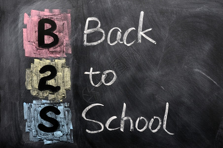B2S的缩写回学校在黑板上课粉笔白色的图片