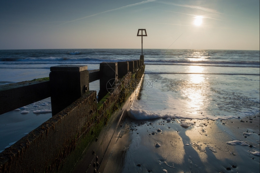 海藻涟漪斯沃尼奇日出在天平随着波浪卷进来多赛特英格兰图片