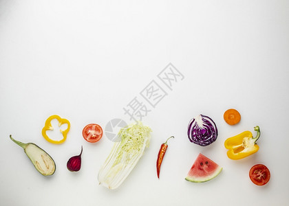 切片的蔬菜白背景吃素食主义者生产图片