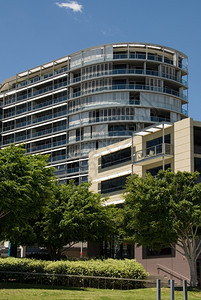 澳大利亚悉尼的一幢公寓楼活树木玻璃图片