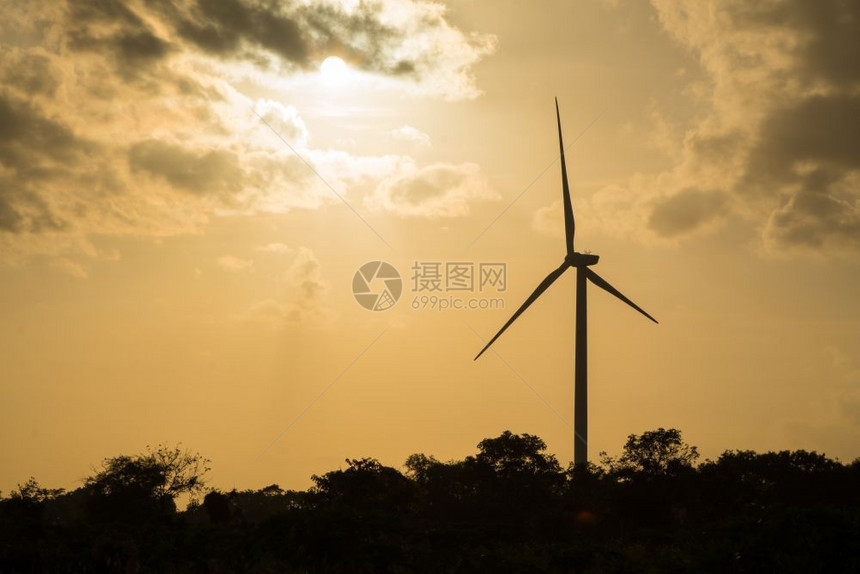 天空景观环境大型风力涡轮机在日落时产生电能图片