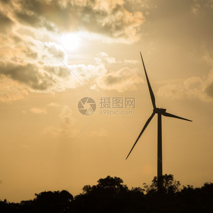景观大型风力涡轮机在日落时产生电能日出可再生图片