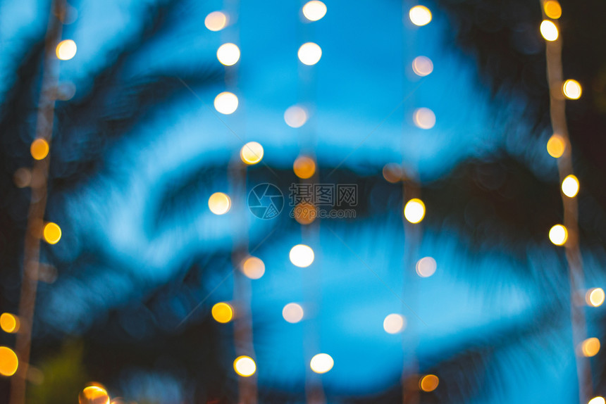 丰富多彩的日落时有椰子棕榈树背景的模糊光亮bokeh黑暗的户外图片