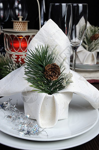 锥体一张圣诞餐桌的块碎片配着松树枝菠萝饼的餐巾纸喜庆娱乐图片