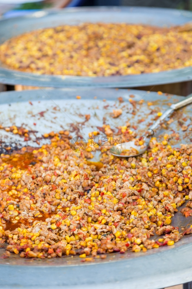 热的肉街头食品金属板上混合的热墨西哥辣玉米粉卷饼图片