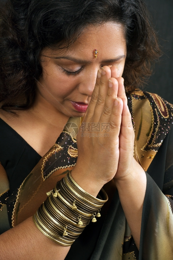 印度人女一位美丽的印度女人穿着传统的莎丽和祷告崇拜图片