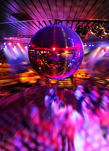 闪亮的丰富多彩模糊人们在迪斯科镜舞会的多彩灯光下跳舞在迪斯科镜会上跳图片
