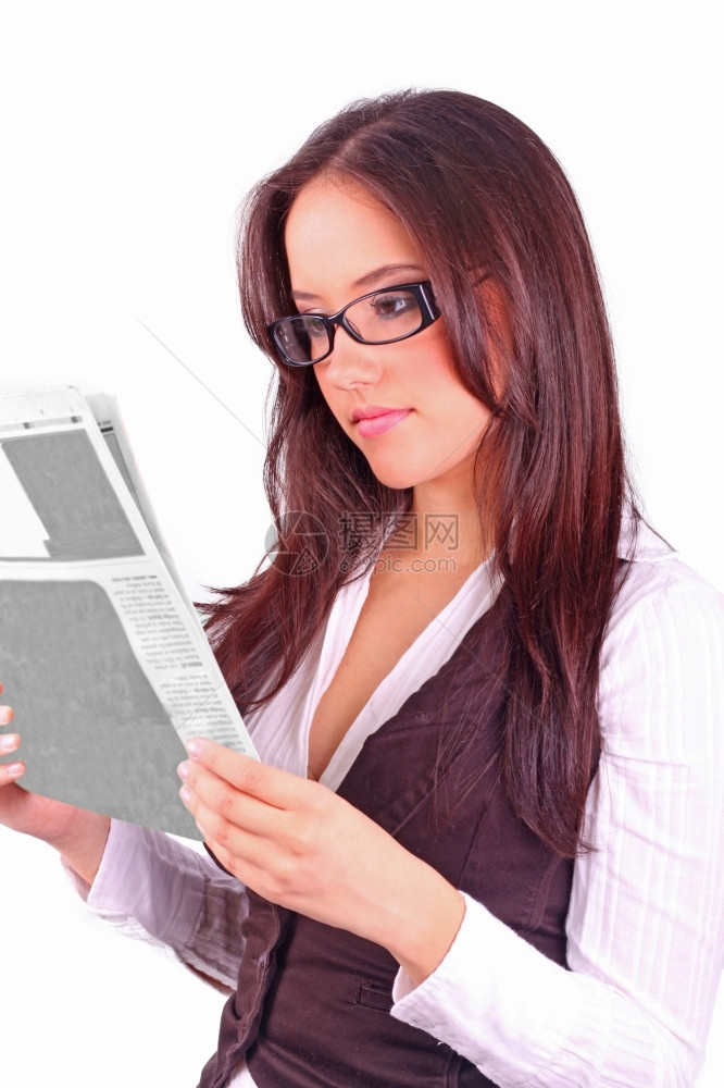 美丽的黑发女在白色背景上阅读晨报的白皮纸学习灰色的女士图片