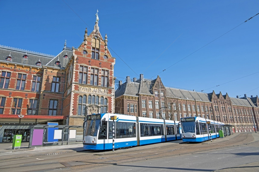 传统历史的乘客荷兰阿姆斯特丹中央车站前面的铁道位于荷兰阿姆斯特丹图片