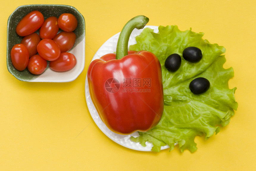 番茄饮食黄底的胡椒西红柿樱桃生菜和橄榄绿色图片