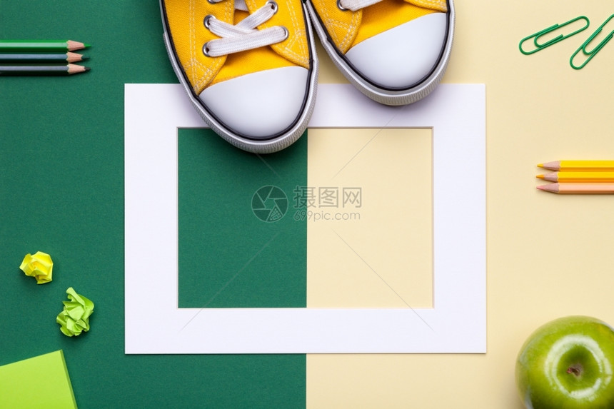 鞋绿色和黄背景学校附件的绿色和黄背景最小风格平板面工作场所框架图片