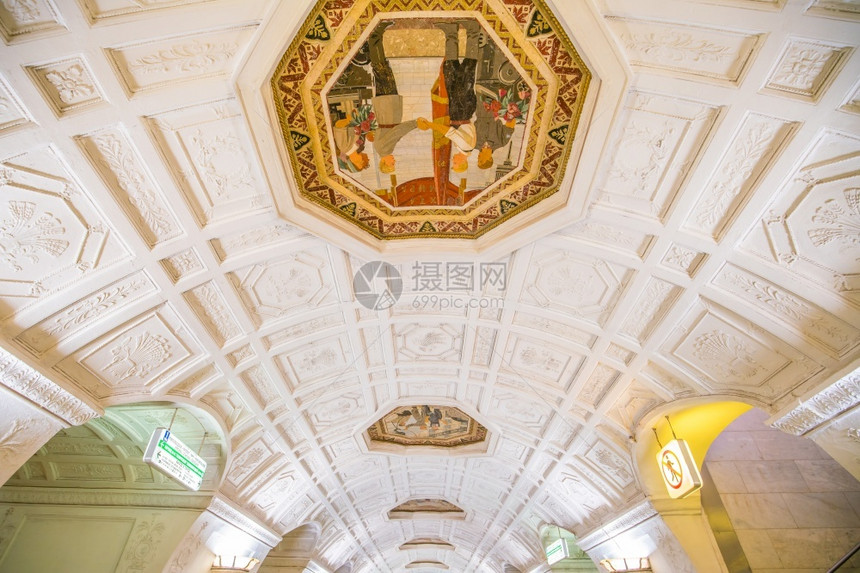 俄罗斯莫科市内地铁站俄罗斯欧洲装饰风格内部的图片