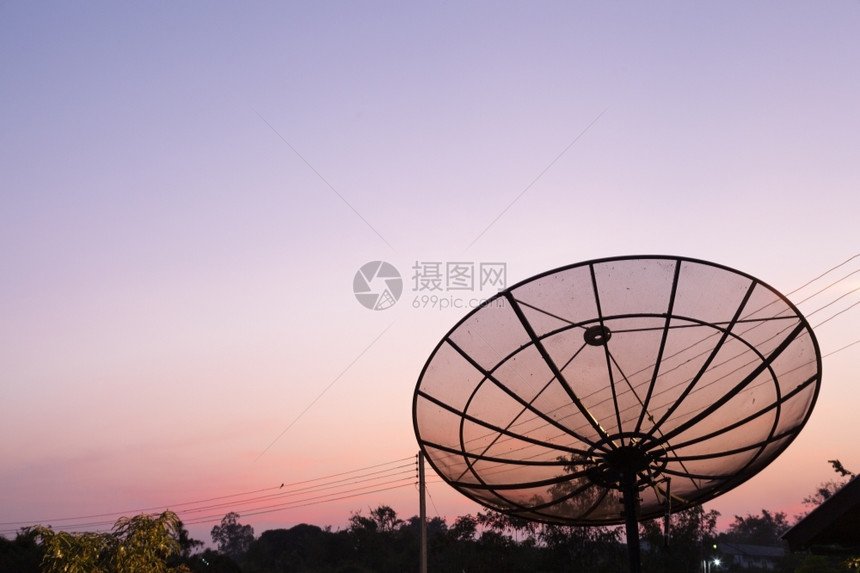 盘子交流卫星电视调音器安装在屋顶上清晨的天空温暖收音机图片