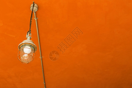 在天花板上挂有橙色水泥底的旧灯房间电泡金属图片