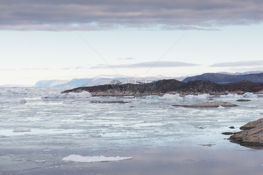 积极的景观Ilulissat周围格陵兰北极地貌的以及冰山和美丽的图片