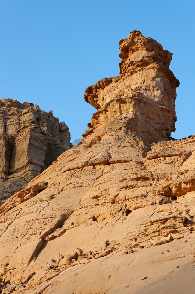 岩石沙漠中的气象岩手指风化丘陵砂岩图片