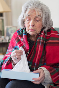 患有流感的家庭受苦年长妇女疾病高级的传染图片