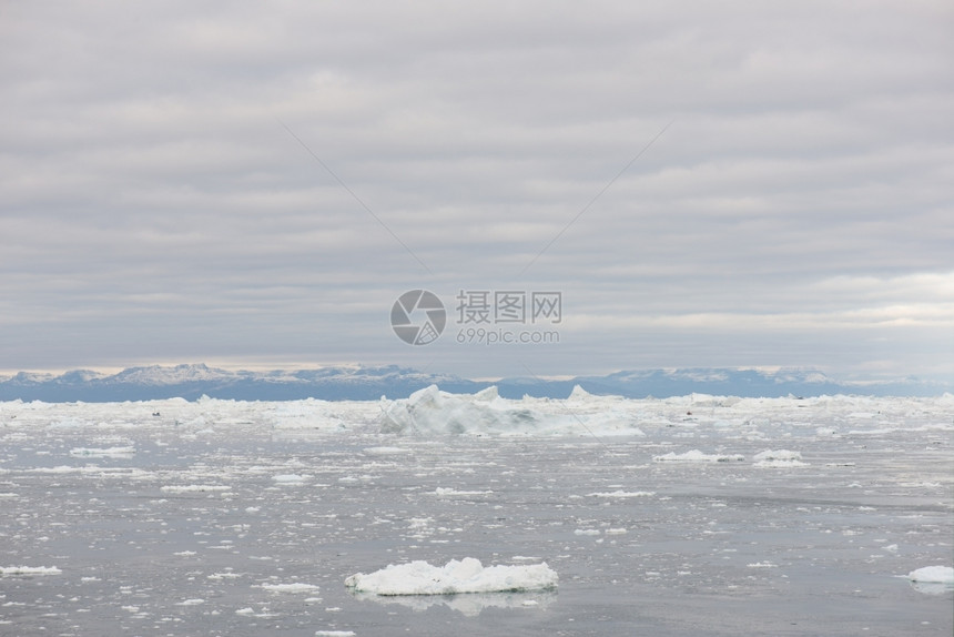 Ilulissat周围格陵兰北极地貌的以及冰山和景观宽的夏天图片