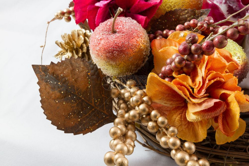 传统的圣诞装饰包括人工苹果叶子浆和鲜花庆典季节假期图片